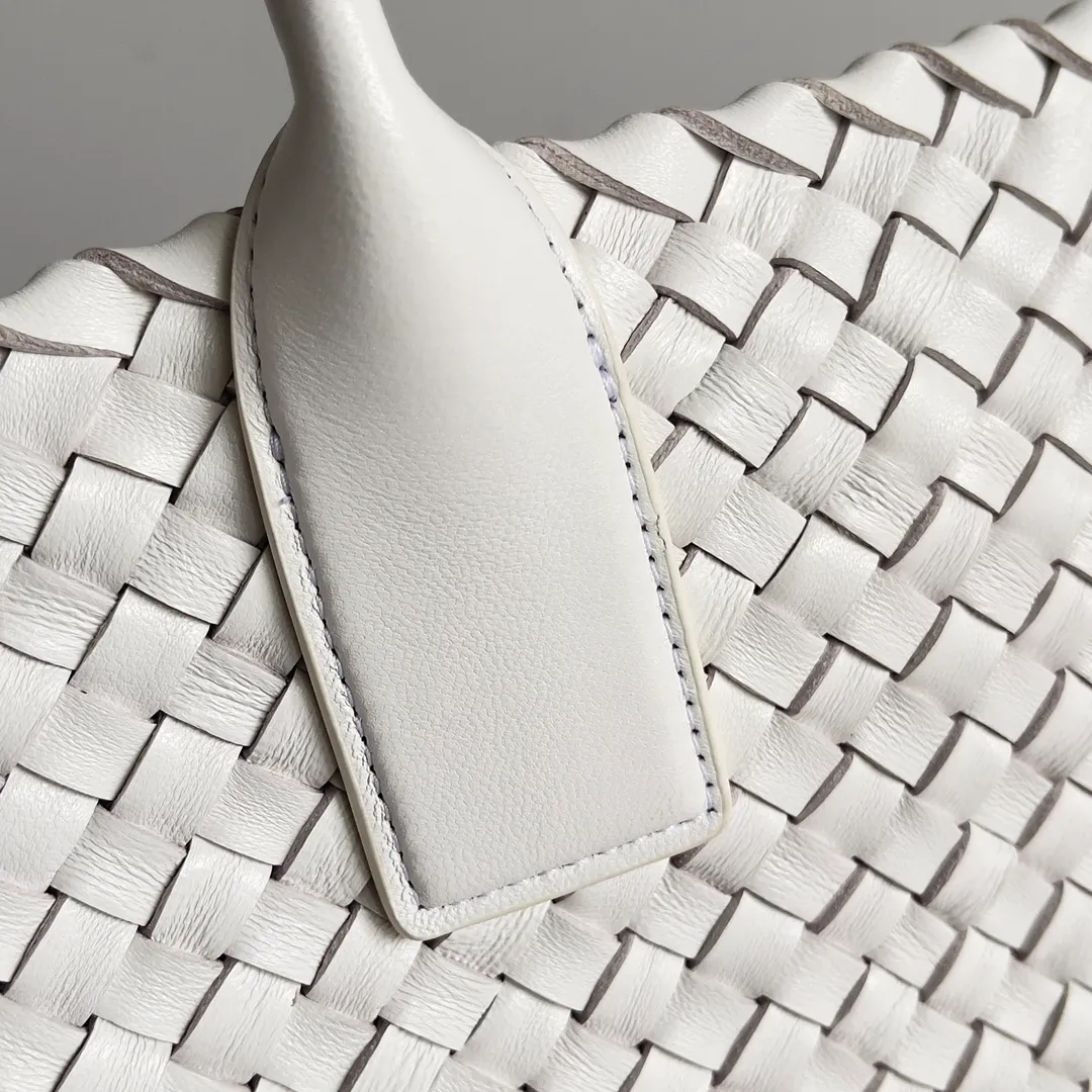 Batch 2860 Bottega Veneta CABAT large tote bag. A bag that can hold all your things. Bringing this bag to help your girlfriend dress on the date is a very gentlemanly performance. It is simple and relaxed, and yet romantic, 💗 Style number: 608811 Size: 51*18*28cm